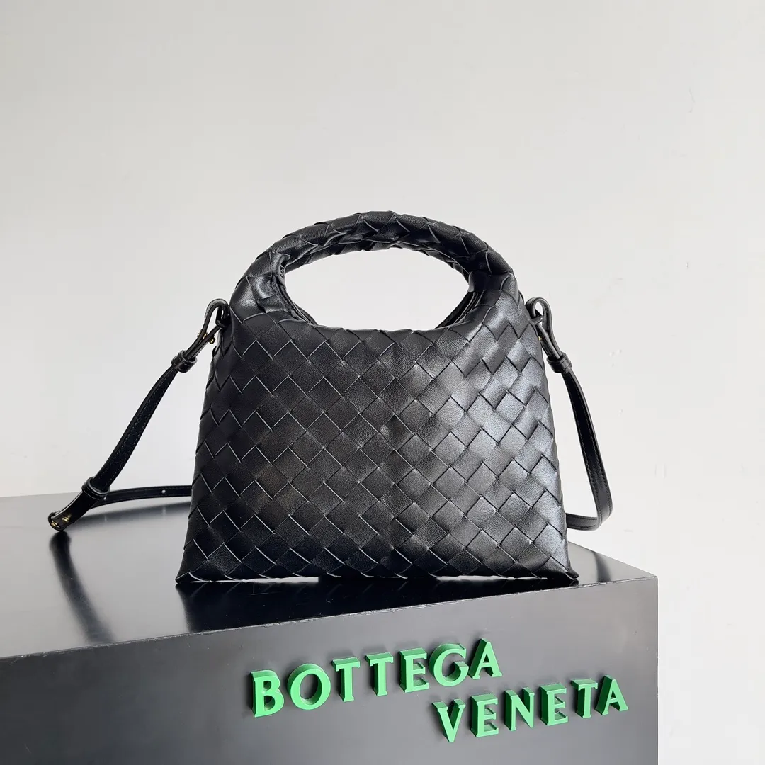 Batch 1400 BV 24 early spring new mini Hop has finally arrived! ! ! The small one is really exquisite and textured, and the calf leather really shows off your temperament! ! ! Its shoulder strap is detachable, so it can be carried by hand or worn cross-body, which is really very practical! Moreover, the 15ProMax mobile phone can also be placed, so there is no need to worry about the problem of not being able to place the mobile phone. 📱 Style number: 777586 Size: 25.5*14.5*11cm